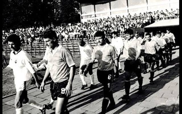 Hutnik Kraków. Pierwszy mecz drużyny z Suchych Stawów w ekstraklasie - w 1990 roku ze Stalą Mielec [ZDJĘCIA I WIDEO]