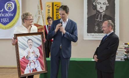 Adam Jarubas wręczył swemu mistrzowi portret, który zawiśnie w tworzonym przez Aleksandra Staniszewa Muzeum Okinawa Karate Shorin – Ryu Kobudo.