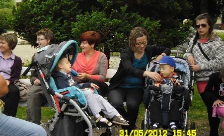 Magda z synkiem i koleżankami, które też mają niepełnosprawne dzieci przed szpitalem „Górka”.