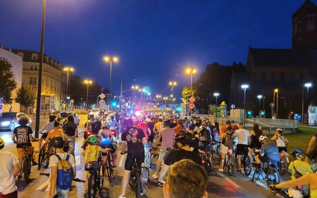 Rowerzyści powitali lato przejeżdżając nocą po ulicach Krakowa. Zwracali uwagę na konieczność korzystania z oświetlenia po zmierzchu