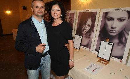 Justyna Dziubeła wraz z mężem Robertem wylicytowała znów dwa wakacyjne miesiące: lipiec i sierpień. W tle karty z tegorocznego „Kalendarza Filantropa”
