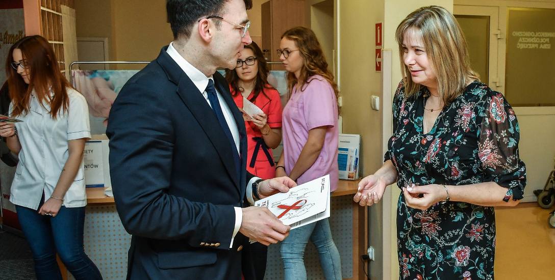 Podczas akcji prozdrowotnej w Wielospecjalistycznym Szpitalu Miejskim w Bydgoszczy na pacjentki czekali, m.in., Wioletta Nowak (z prawej), pielęgniarka