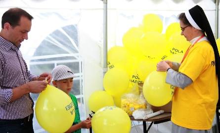 Siostra Jadwiga sama dmuchała balony rozdawane przez wolontariuszy.
