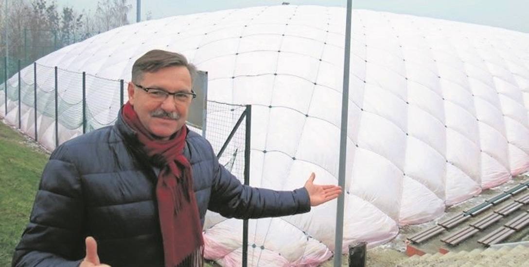 Jacek Latko, burmistrz Libiąża, był inicjatorem budowy hali  pneumatycznej. Wielki balon przykrył orlik przy SP nr 4 w Libiążu