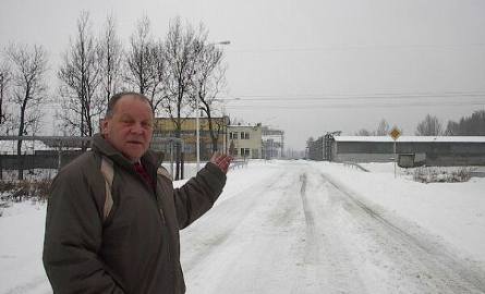 Przewodniczący Rady Miasta Wojciech Kotasiak pokazuje ulicę, która otrzyma imię bohatera tamtych wydarzeń.