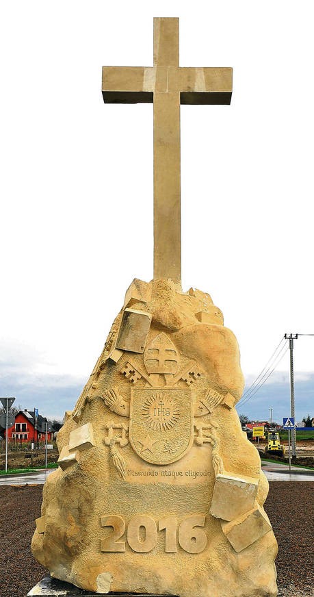 Na rondzie w Brzegach stanął wysoki na ok. 4,5 m krzyż z symbolem ŚDM. Wyrzeźbił go wielicki artysta Stanisław Anioł. Rondo ma otrzymać wkrótce nazwę