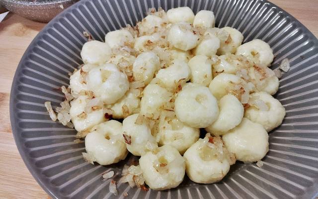 Kluski śląskie to prosty przepis na tani obiad. Zobacz tradycyjny przepis z ziemniaków. Jak zrobić kluski śląskie?