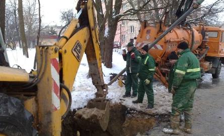 Usuwanie awarii na ulicy Dąbrowskiej