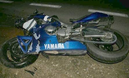 Motocykl rozbił się o samochód. Motocyklista jest ciężko ranny (zdjęcia)