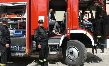 Wielki bojowy wóz ratowniczo-gaśniczy strażacy oddali we władanie uczniom szkoły z Gacek.