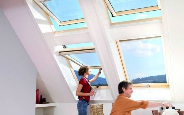Wybierz najbardziej odpowiedni i wygodny sposób otwierania okna dachowego.