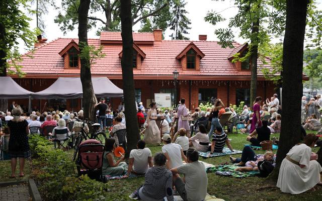 Kraków. Muzyka wiedeńska w dawnym uzdrowisku. Te plenerowe koncerty, z widownią pośród drzew, przyciągają melomanów!