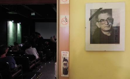 Obenkino w centrum Glad-House - kultowe miejsce dla niemieckich kinomanów, gdzie do dziś wisi zdjęcie Krzysztofa Kieślowskiego. Pokazy jego „Trzech kolorów”