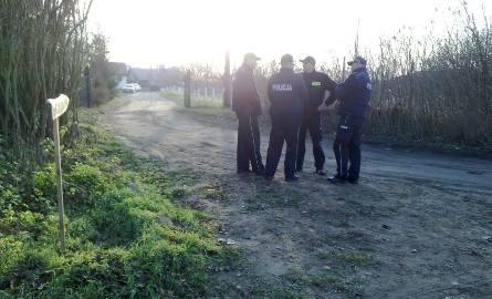 Policyjny patrol pilnuje wjazdu na posesję Krojcigów w Górzykowie.