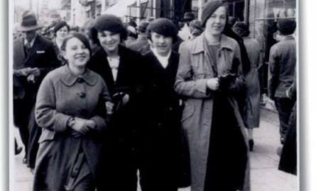 26 kwietnia 1936 roku, ulica Lipowa. Mama Bogusława Gierasimczuka, Stanisława Remiszewska (z prawej), miała wtedy 17 lat, uczyła się w gimnazjum żeńskim.