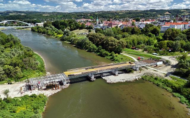 Potężny most kolejowy powstaje na Dunajcu w Nowym Sączu. To inwestycja w ramach modernizacji linii Chabówka-Nowy Sącz. Zdjęcia z drona