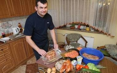 Mirosław Ciołak przygotowuje mięso.