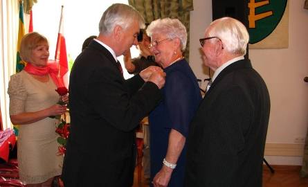 Danuta i Lucjan Kucperowie odbierają medale z rąk burmistrza