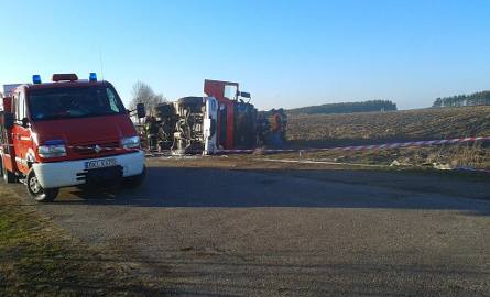 Stawiski: Wóz strażacki przewrócił się na łuku drogi