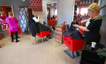 Na co dzień w salonie fryzjerskim Iwony Chojnackiej jest sporo klientów.