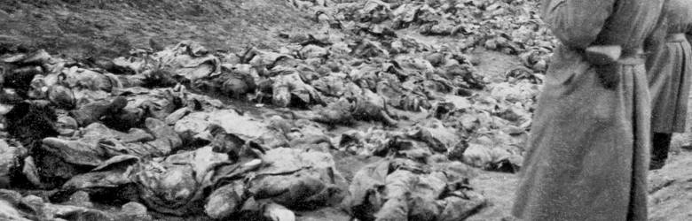 Odkrycie masowych mogił polskich oficerów pomordowanych w Katyniu przez Sowietów. Rok 1941. Fotografia wykonana przez Niemców
