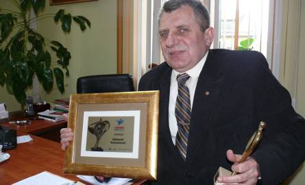 Edmund Kaczmarek prezentuje statuetkę i dyplom Człowieka Roku 2013. W ostatnim czasie otrzymał również kilka innych prestiżowych odznaczeń.