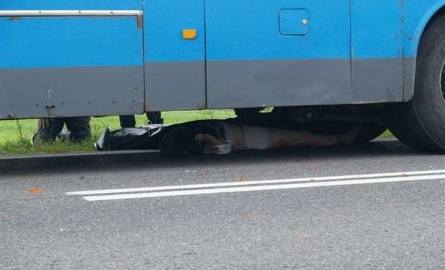 Tragiczny wypadek! Kobieta wbiła się w autobus! (Zdjęcia tylko dla dorosłych). Droga jest zablokowana