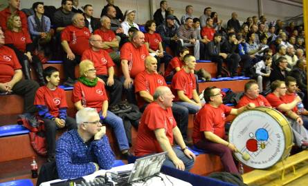 Kibice z Działdowa, w czerwonych ubiorach, dopingowali swoją drużynę.