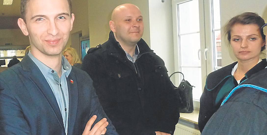 Grzegorz Kuźniar i Tomasz Kwarciński ze swoją obrończynią Joanną Wojnicz tuż przed piątkową rozprawą w żarskim sądzie