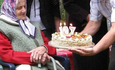Tort wręczał Weronice Mróz (z prawej) jej wnuk, Stanisław Mróz. Obok kuzynka pani Weroniki, 85-letnia Helena Baran.