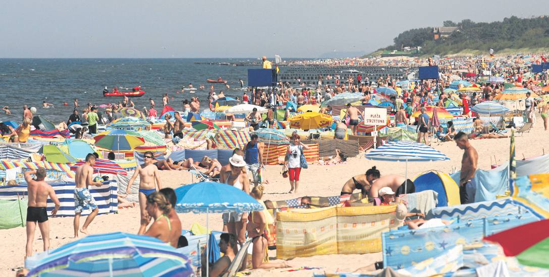 Polacy słyną na całym świecie z rozstawianych parawanów na plaży. Czasami trudno jest między nimi przejść