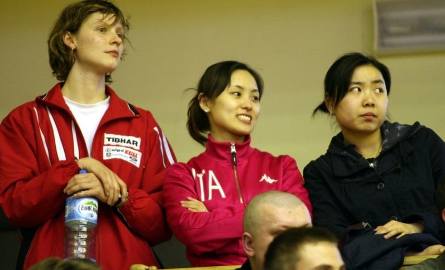 Kciuki za koszykarzy Siarki trzymały także tenisistki stołowe Forbetu-OWG Tarnobrzeg: od lewej: Kinga Stefańska, Li Qian oraz Zhao Xiao.