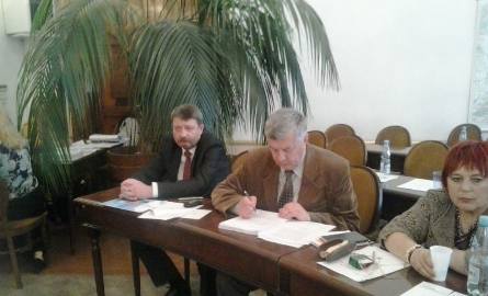 Dyskusji o tym, co dalej z niedzielnym handlem podczas sesji przysłuchiwał się Jarosław Kowalik (pierwszy z lewej), jeden z pomysłodawców ograniczeń.