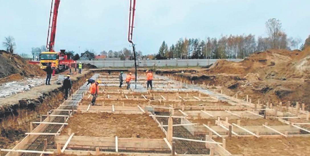 W ubiegłym tygodniu powstały fundamenty pierwszego z budowanych w Rawie bloków socjalnych