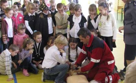 Dzieci obejrzały pokaz zaprezentowany przez ratownika pogotowia ratunkowego pana Zbigniewa Skrzypka.