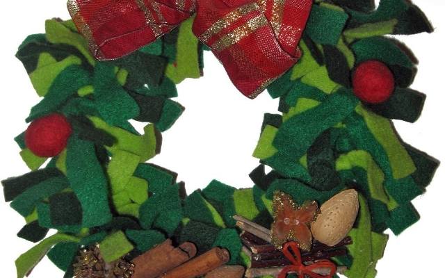 W ręcznie wykonanym wianku świątecznym warto wykorzystać dary natury - orzechy, migdały i laski cynamonu. Te ostatnie sprawią, że nasza dekoracja  będzie
