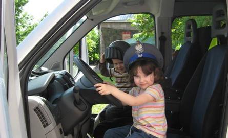 Dzieci chętnie wsiadały do policyjnego samochodu, a nawet dawały się w nim zamykać