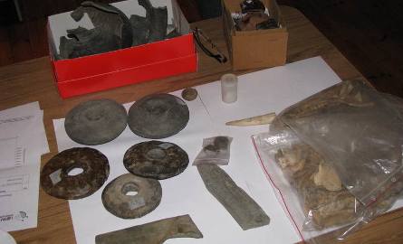 To m. in. pozostałości kości zwierzęcych i narzędzi pochodzących ze średniowiecza.
