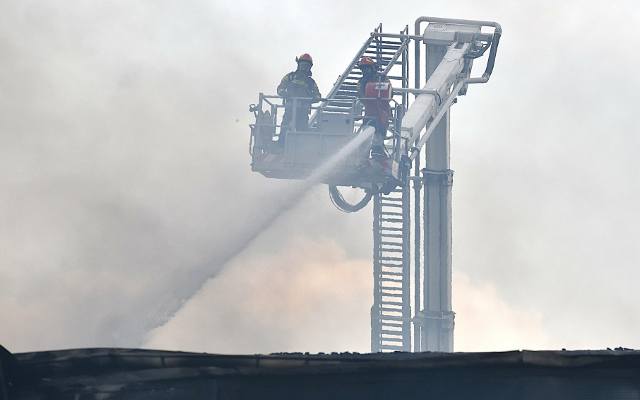 Wielki pożar hal produkcyjnych firmy Aksam w Malcu. Sytuacja opanowana po 11 godzinach ekstremalnie trudnej akcji gaśniczej