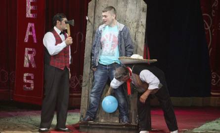 Do wspólnej zabawy cyrkowcy zaprosili Łukasza, który wcześniej grzecznie siedział na widowni. Rzut siekierą w balon umieszczony pomiędzy jego nogami