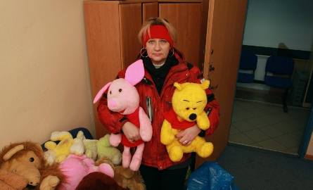 Pani Beata Grzybczak przywiozła trzy worki pluszaków, puzzli i różnego rodzaju zabawek zebranych w Zespole Szkół w Mierzwinie.