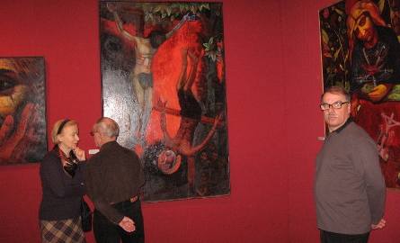 Zwracają uwagę swoją ekspresją umieszczone w centrum sali pałające czerwienią  obrazy Eugeniusza Muchy.