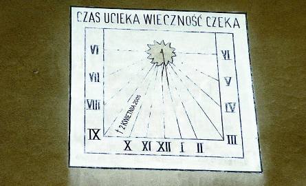 Na ten zegar młody Karol Wojtyła patrzył z okna swego pokoju. Teraz wyryto na jego tarczy datę śmierci papieża.