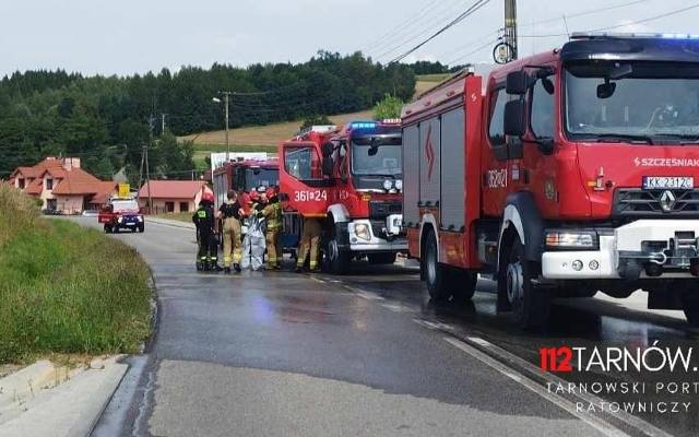 Wyciek gazu na stacji paliw w Joninach w powiecie tarnowskim. Na miejscu działają strażacy w tym grupa ratownictwa chemicznego z Tarnowa. 