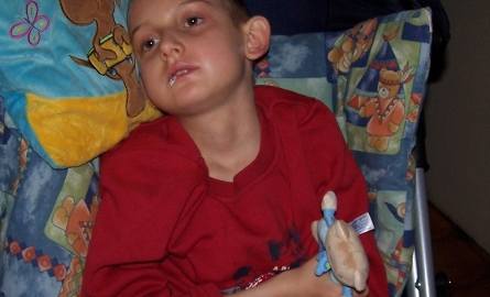 Dominik Bachan z Dobrodzienia ma 12 lat. Cierpi na nieuleczalną chorobę genetyczną adrenoleukodystrofię. Przestał chodzić, mówić, jest karmiony przez