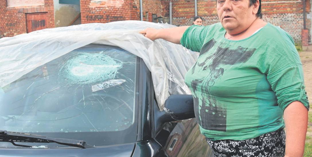 Jadwiga Bergiel pokazuje zniszczony samochód