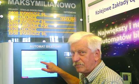 Ireneusz Glazik w tym roku obchodzi 50-lecie pracy w KZŁ. Stoi przy nowoczesnym automacie biletowym, produkowanym przez firmę.