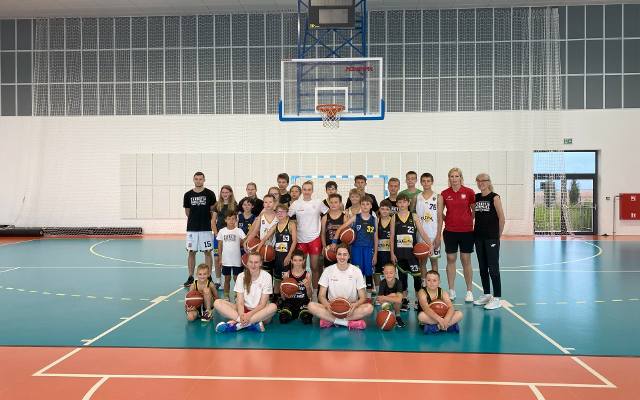 Kadra koszykarek szykuje się do pierwszego meczu w Poznaniu. W czwartek trzy reprezentantki odwiedziły dzieci na campie Ilony Mądrej