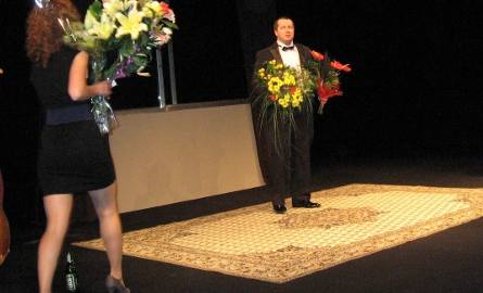 Po pokazie Michał Górski otrzymał wręcz naręcze kwiatów!