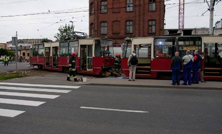 Toruń. Wypadek na Broniewskiego - motocyklista wbił się pod tramwaj. Ma 25 lat, walczy o życie (zdjęcia)